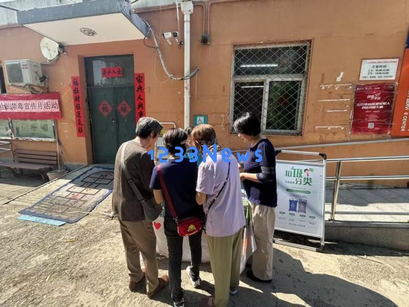 三路居社区积极推广垃圾分类理念,共同践行绿色生活方式开展主题宣传活动