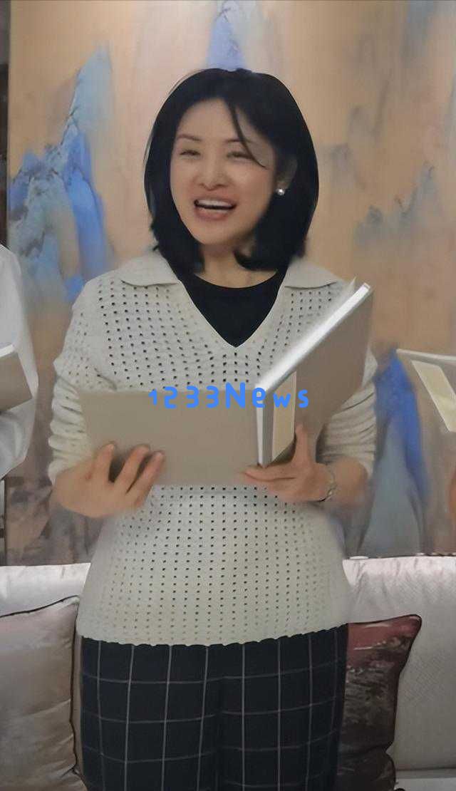 周涛与春晚旧友同台重聚,优雅气质如昔,网友感叹岁月如梭