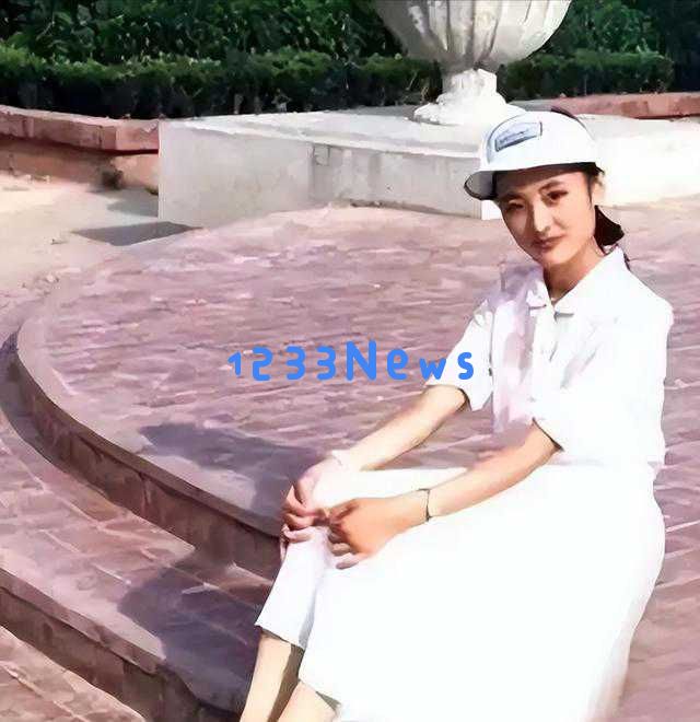 周涛与春晚旧友同台重聚,优雅气质如昔,网友感叹岁月如梭