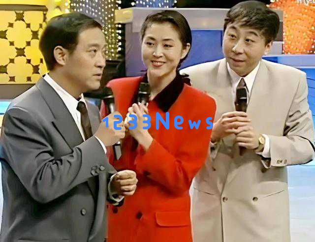 周涛与春晚旧友同台重聚,优雅气质如昔,网友感叹岁月如梭