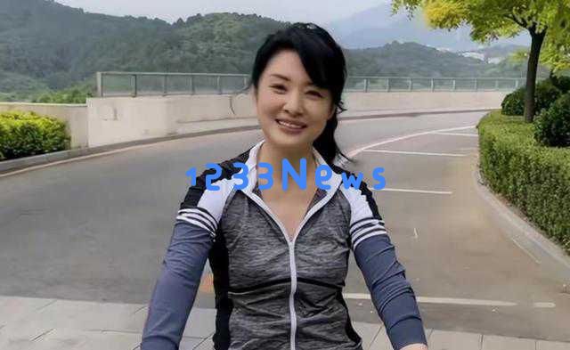 周涛与春晚旧友同台重聚,优雅气质如昔,网友感叹岁月如梭