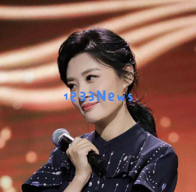 周涛与春晚旧友同台重聚,优雅气质如昔,网友感叹岁月如梭