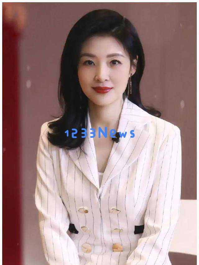 周涛与春晚旧友同台重聚,优雅气质如昔,网友感叹岁月如梭
