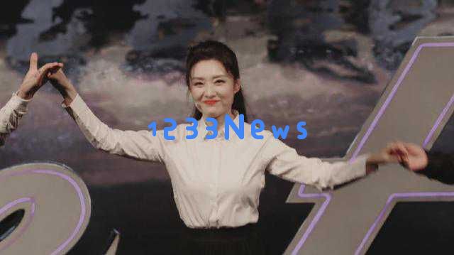 周涛与春晚旧友同台重聚,优雅气质如昔,网友感叹岁月如梭