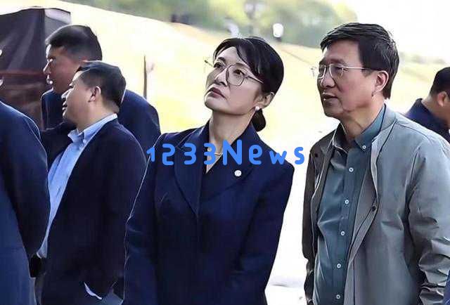 周涛与春晚旧友同台重聚,优雅气质如昔,网友感叹岁月如梭