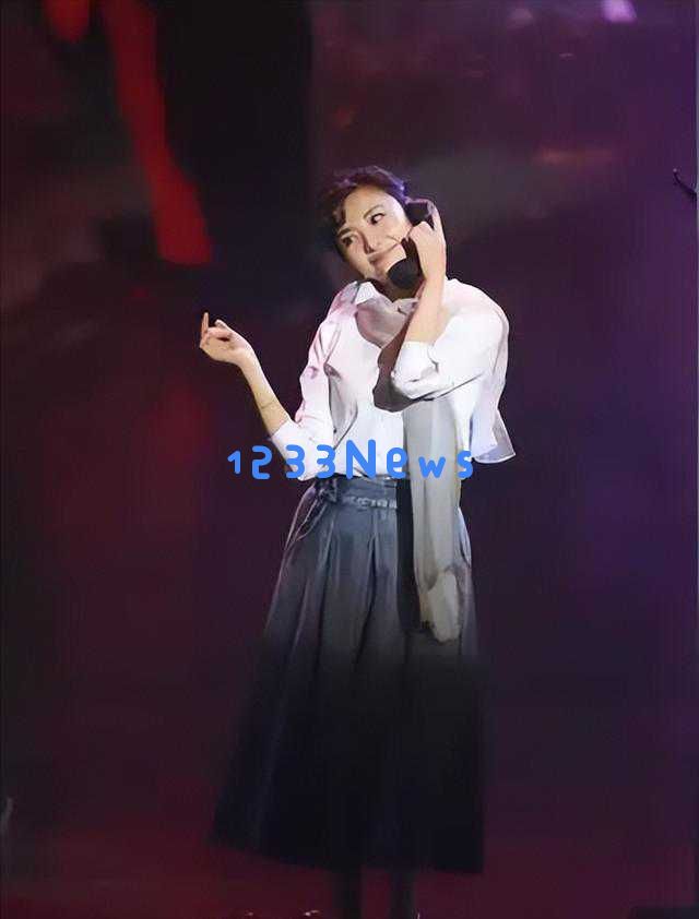 周涛与春晚旧友同台重聚,优雅气质如昔,网友感叹岁月如梭