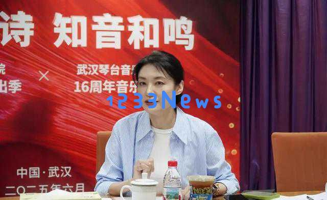 周涛与春晚旧友同台重聚,优雅气质如昔,网友感叹岁月如梭