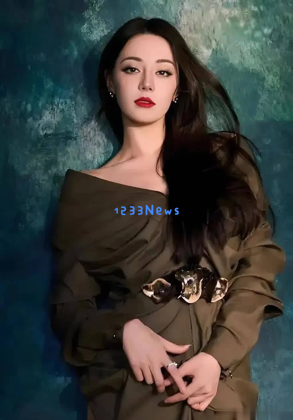 迪丽热巴曾被称为“水后”，如今成功逆袭成为90后首位视后封后的传奇