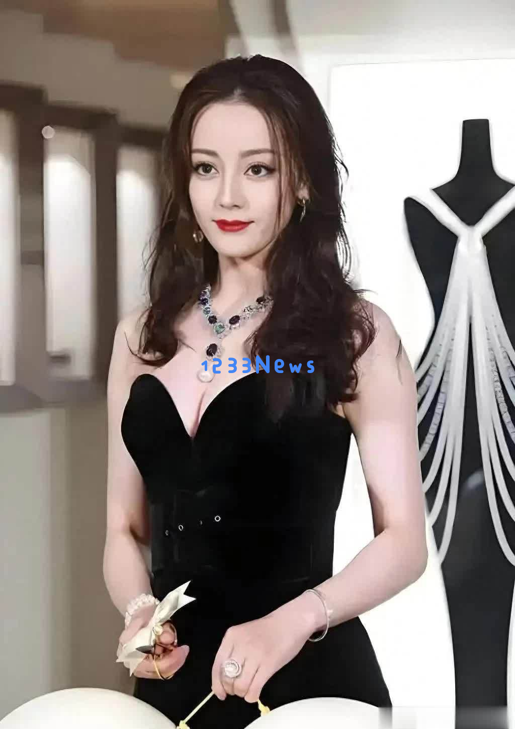 迪丽热巴曾被称为“水后”，如今成功逆袭成为90后首位视后封后的传奇