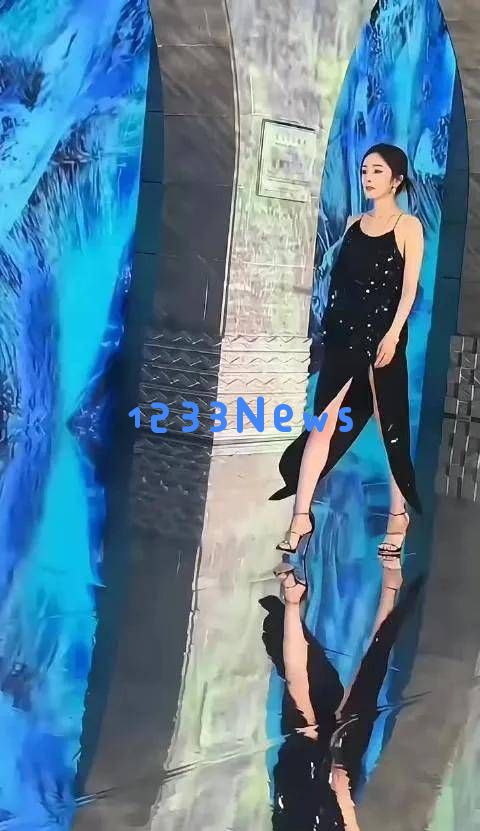 杨幂华丽现身上海之夜，意外摔倒后稳健整理仪态引发央视热议