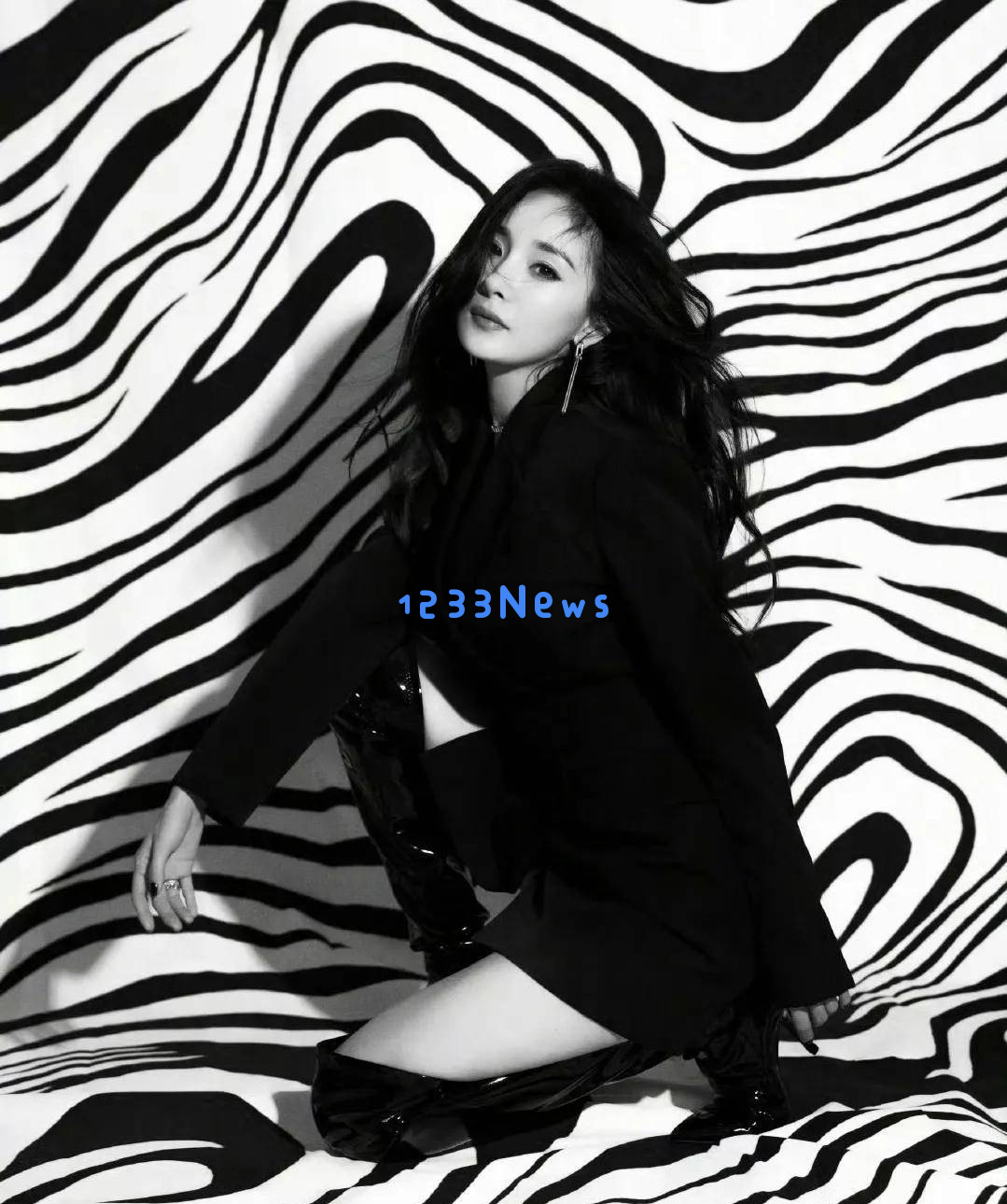 杨幂华丽现身上海之夜，意外摔倒后稳健整理仪态引发央视热议