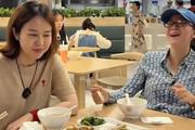 “小秦氏”王一楠回归上海戏剧学院,素颜搭花衬衫展现自然朴素魅力