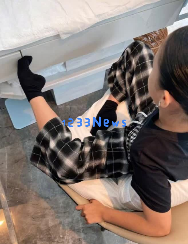 孙俪陪女儿逛街!炎热夏日穿针织衫长裤防寒,小花头发浓密很吸睛