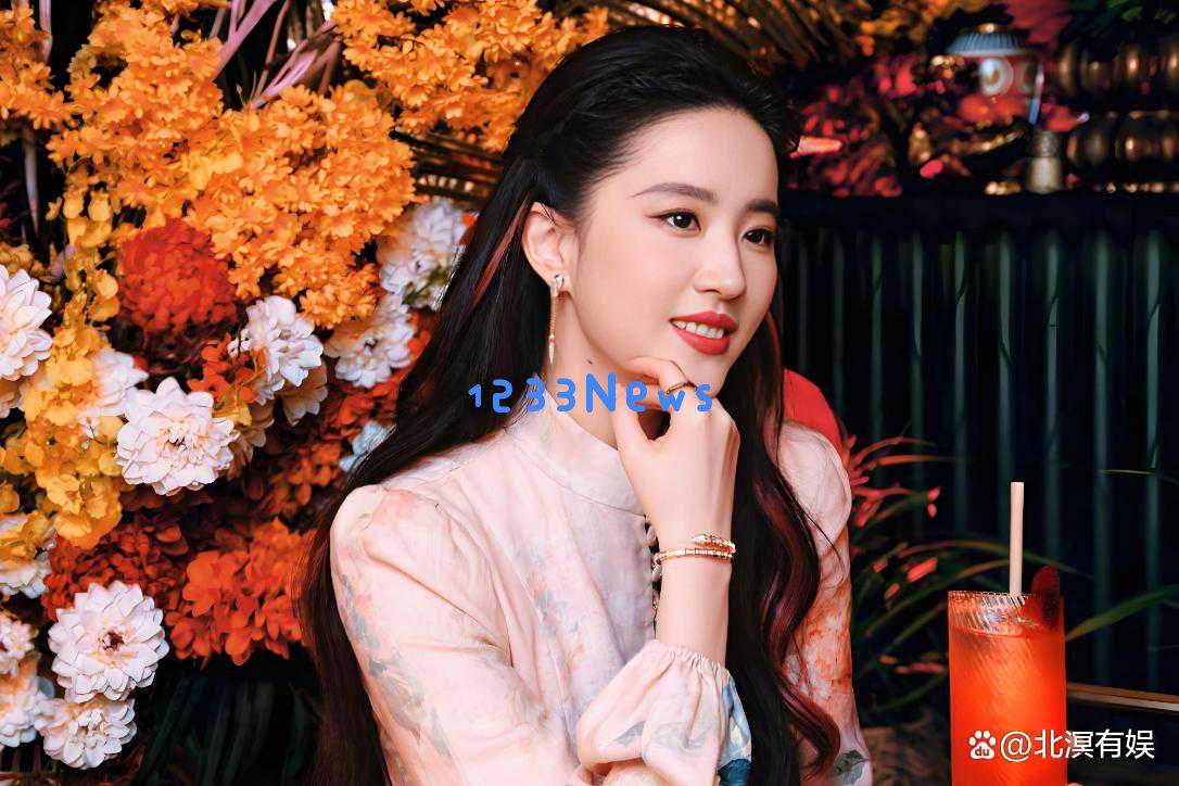 火锅聚会揭示38岁刘亦菲的江湖地位,丸子头举杯畅饮,20年磨砺气场非凡