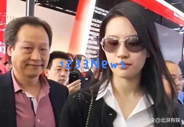 火锅聚会揭示38岁刘亦菲的江湖地位,丸子头举杯畅饮,20年磨砺气场非凡