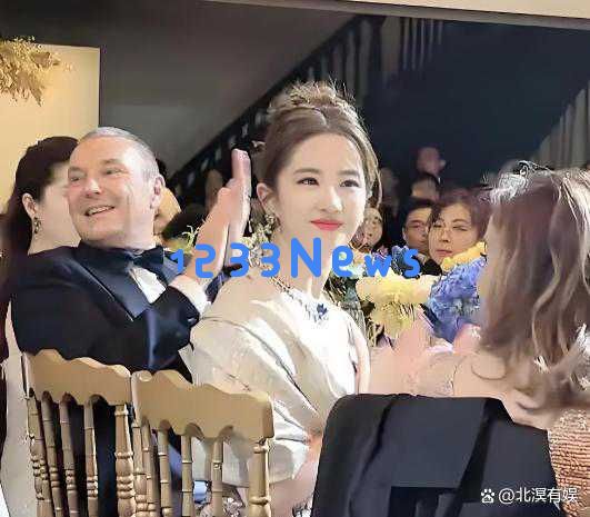 火锅聚会揭示38岁刘亦菲的江湖地位,丸子头举杯畅饮,20年磨砺气场非凡