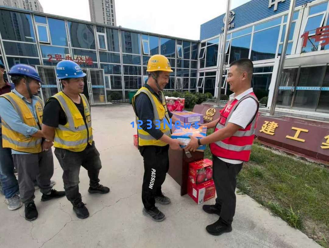 中铁建工即墨中心城项目:双节佳节关怀一线建设者,共享温暖的工地团圆之夜