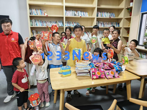 江西丰城:中秋佳节喜乐融融乐享猜灯谜的趣味时光