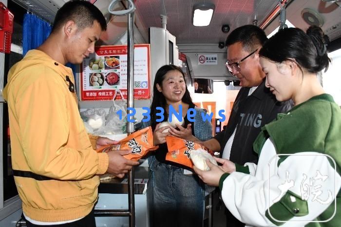 阜阳创新推出助农公交车购物服务,为农村居民提供便利自助购物体验