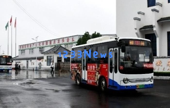 阜阳创新推出助农公交车购物服务,为农村居民提供便利自助购物体验