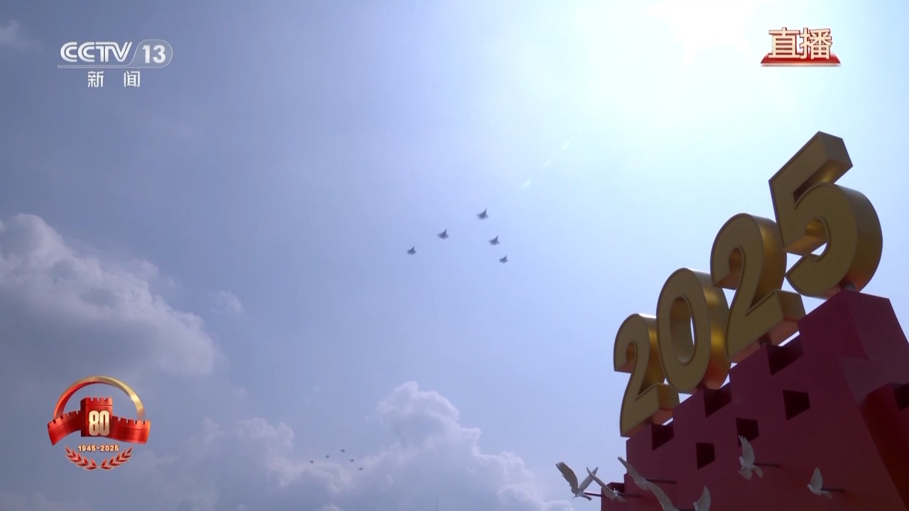 海上的利剑!航母舰载机歼_15T和歼_35齐聚盛大阅兵场