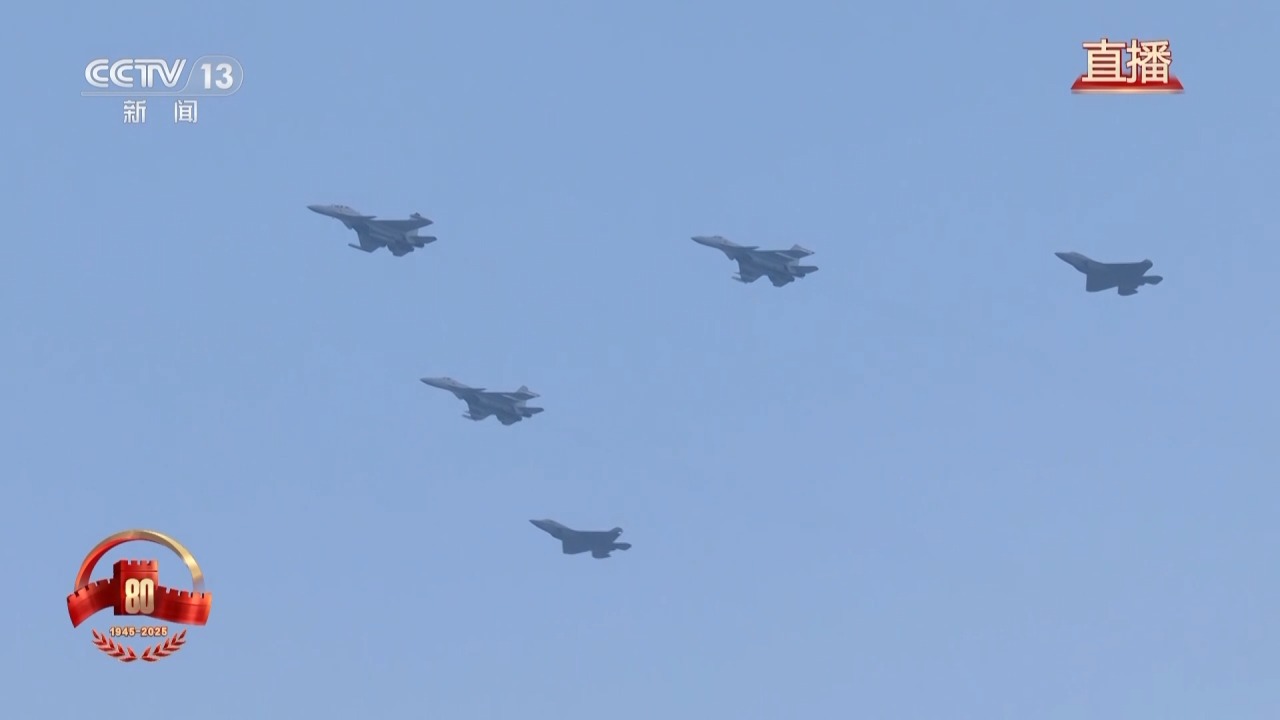 海上的利剑!航母舰载机歼-15T和歼-35齐聚盛大阅兵场 海上的利剑!航母舰载机歼-15T和歼-35齐聚盛大阅兵场