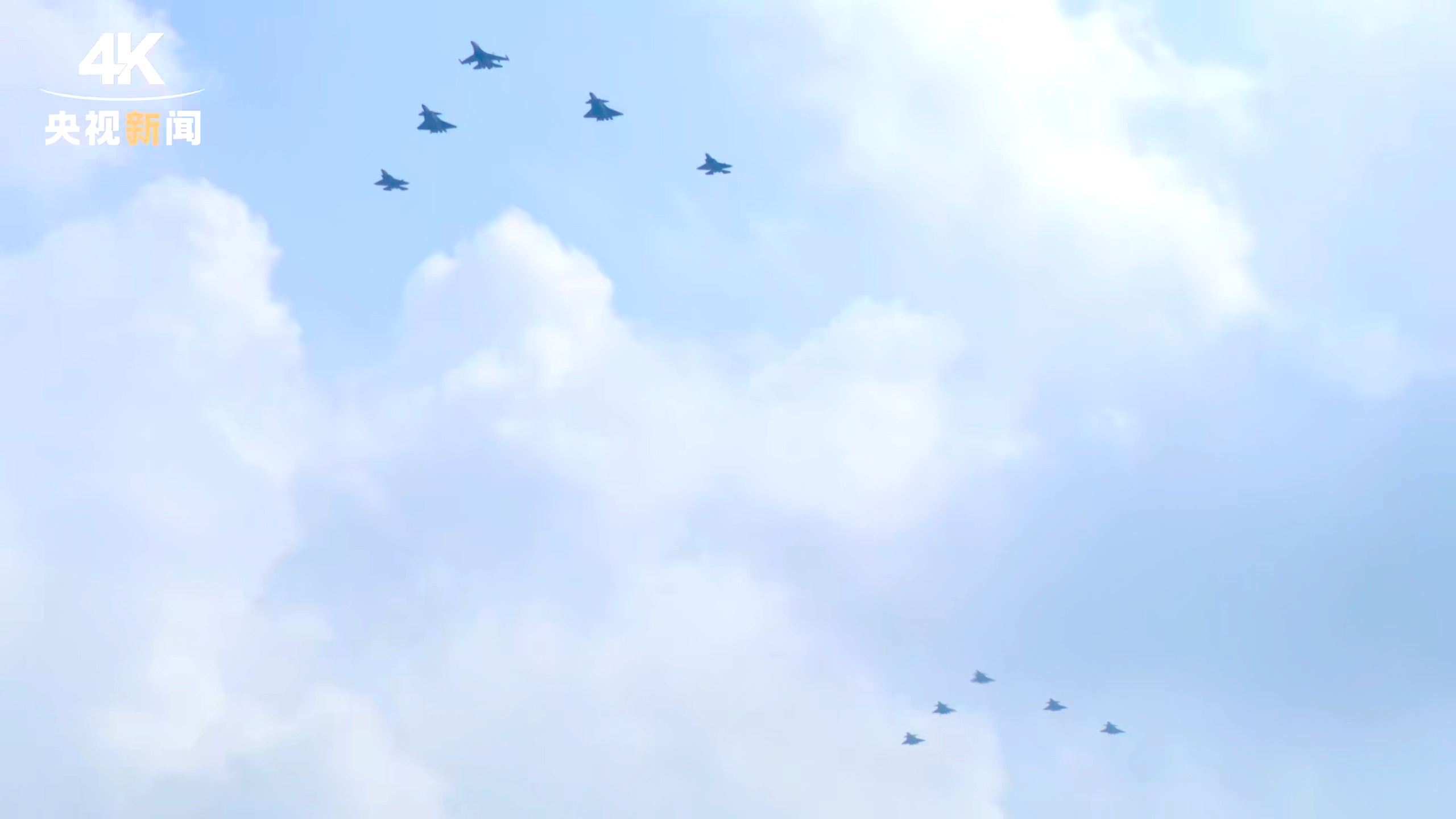 战机飞越天际拉出14条彩烟纪念14年艰苦抗战历程