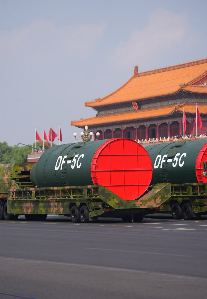 全球范围内的东风-5C有多庞大?网友评称三辆军车才能运输得动 全球范围内的东风-5C有多庞大?网友评称三辆军车才能运输得动