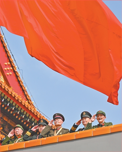 退伍老兵怀念往昔的庄重军礼与忠诚信仰的传承