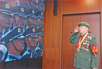 退伍老兵怀念往昔的庄重军礼与忠诚信仰的传承