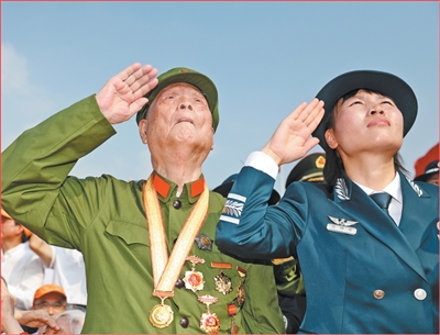 退伍老兵怀念往昔的庄重军礼与忠诚信仰的传承