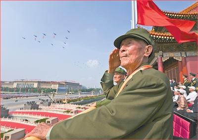 退伍老兵怀念往昔的庄重军礼与忠诚信仰的传承