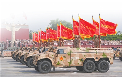 退伍老兵怀念往昔的庄重军礼与忠诚信仰的传承