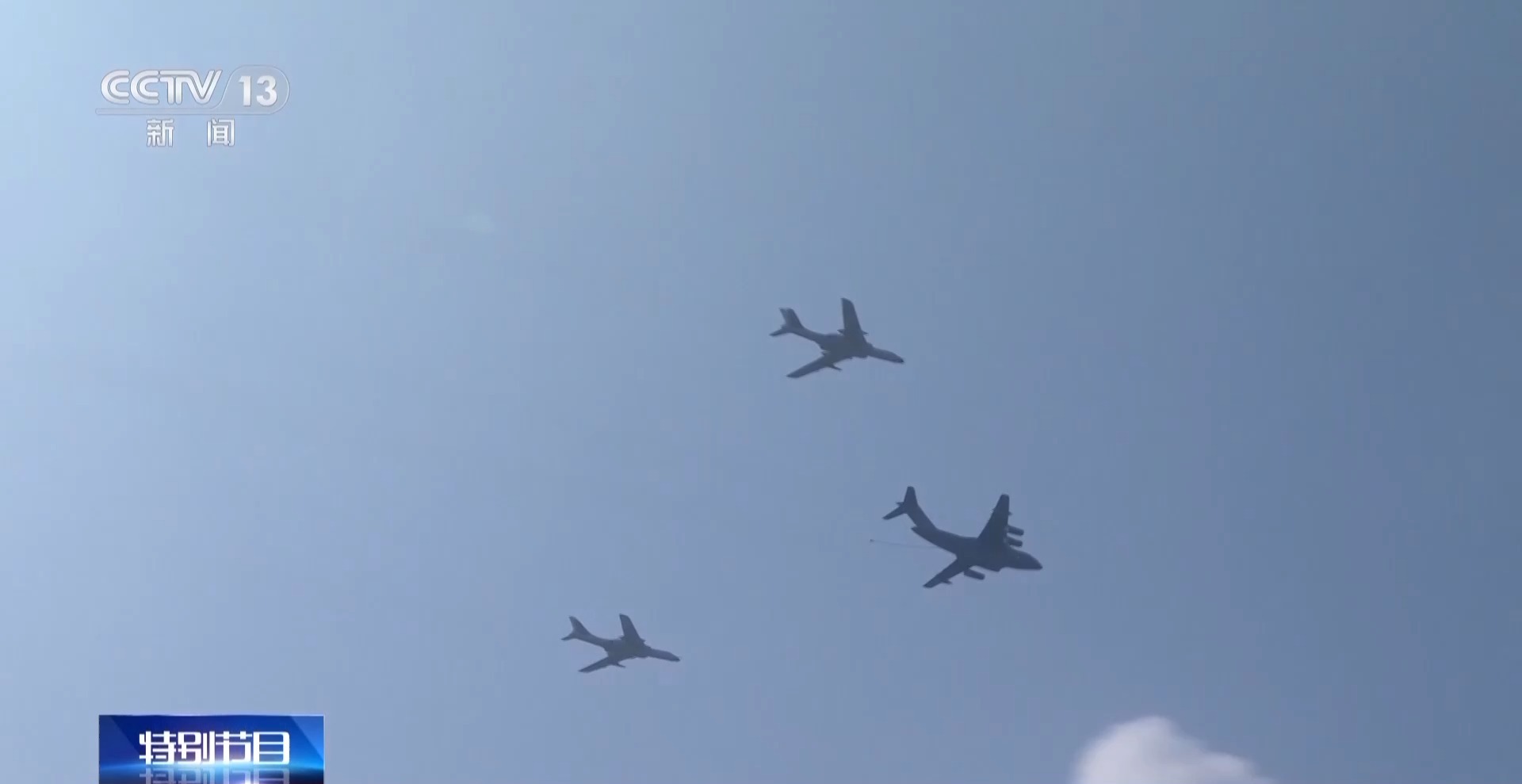 在空中“连线搭桥”空中加油:提升大国空军作战能力的关键“倍增器”