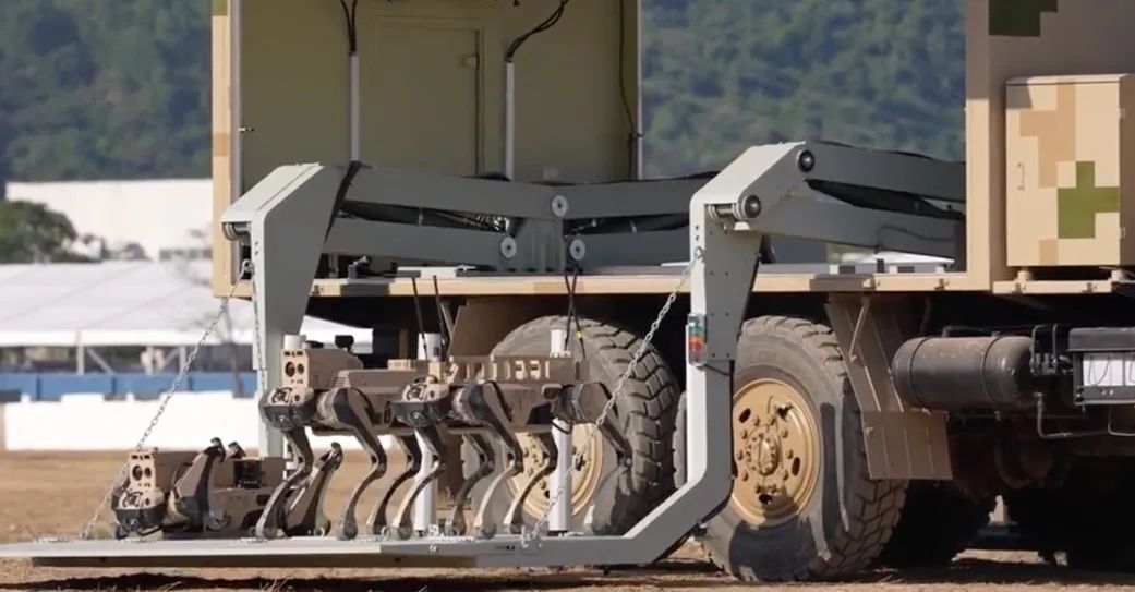 “机器狼”华丽登场!外表可爱却具备超强战斗能力!