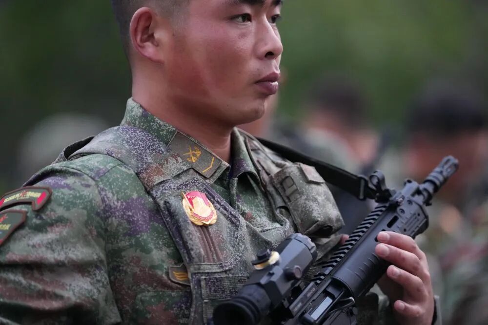 网络热议!这位兵哥哥的帅气照片引发关注,他亲自拍摄的!