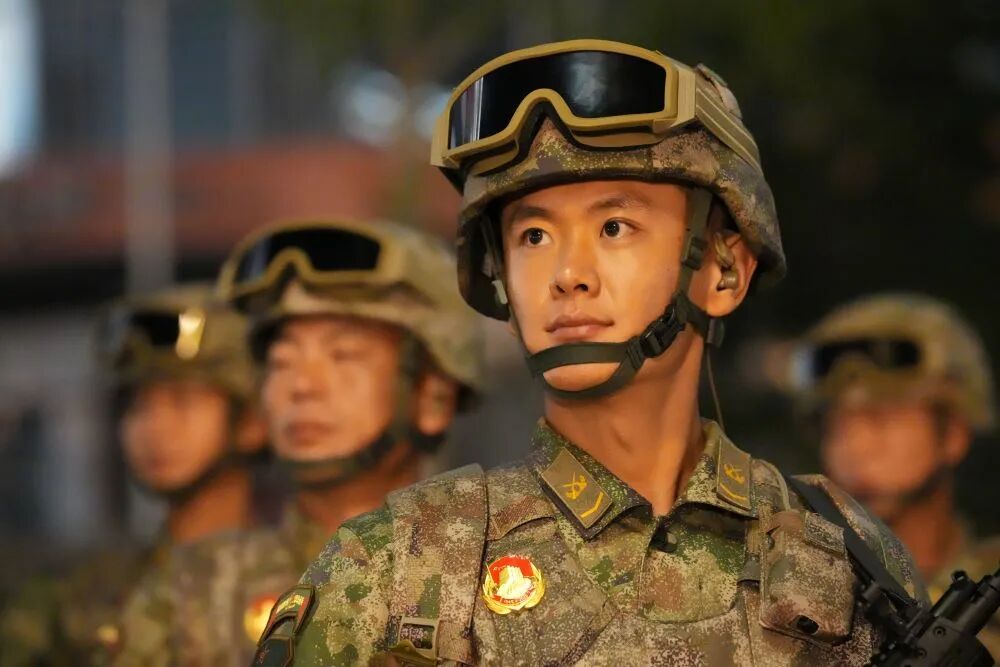 网络热议!这位兵哥哥的帅气照片引发关注,他亲自拍摄的! 网络热议!这位兵哥哥的帅气照片引发关注,他亲自拍摄的!