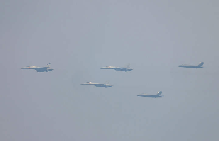 推动海空力量的“歼-35系列”:一机双型战略的深远影响 推动海空力量的“歼-35系列”:一机双型战略的深远影响