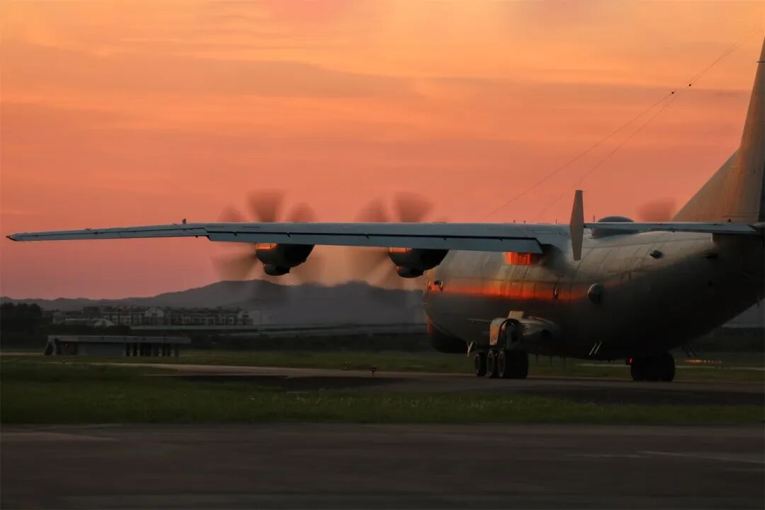 深海布网,海空协同!多机协同反潜训练跨昼夜全方位展开 深海布网,海空协同!多机协同反潜训练跨昼夜全方位展开