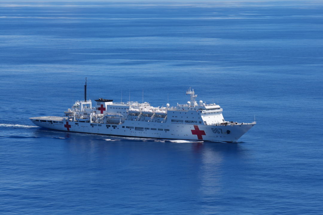 海军“丝路方舟”号医院船开展海空联合训练,提升医疗救援协同能力