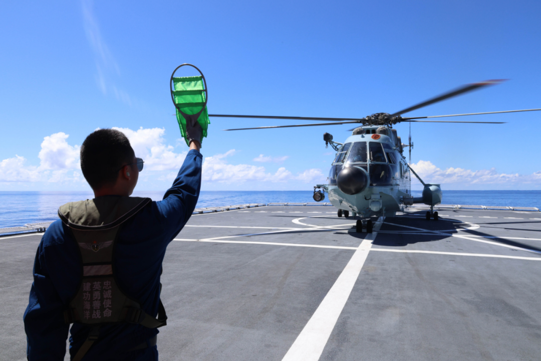 海军“丝路方舟”号医院船开展海空联合训练,提升医疗救援协同能力