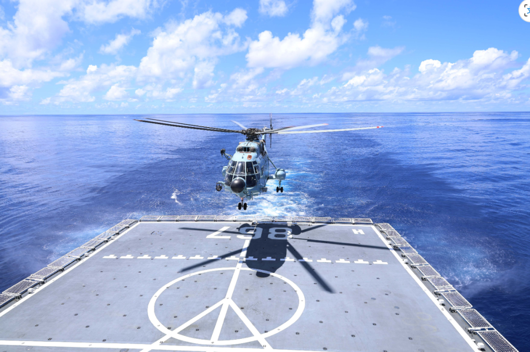 海军“丝路方舟”号医院船开展海空联合训练,提升医疗救援协同能力