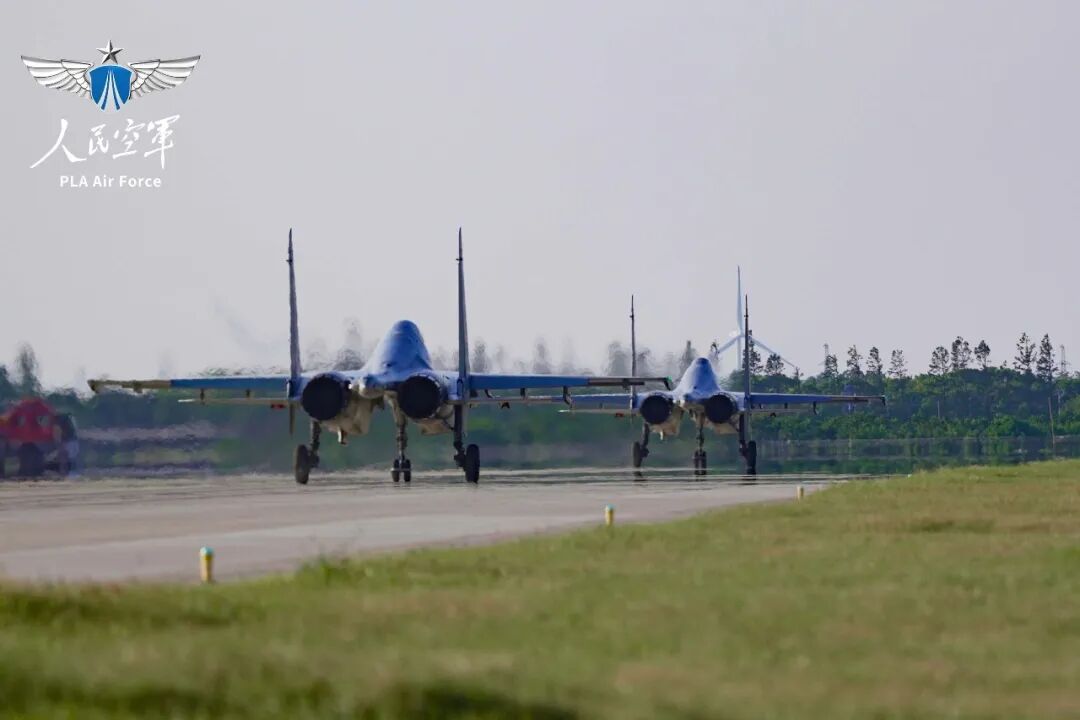 夜空中的飞行挑战!新任飞行员首度体验高强度空中加油训练 夜空中的飞行挑战!新任飞行员首度体验高强度空中加油训练