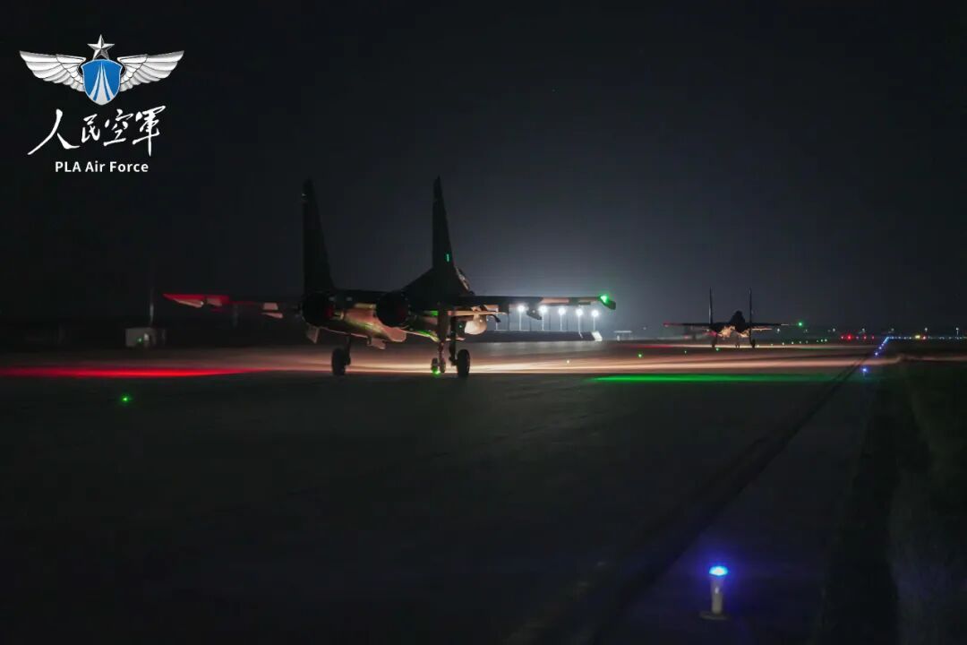 夜空中的飞行挑战!新任飞行员首度体验高强度空中加油训练