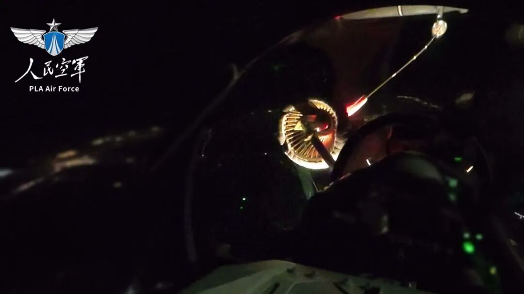 夜空中的飞行挑战!新任飞行员首度体验高强度空中加油训练