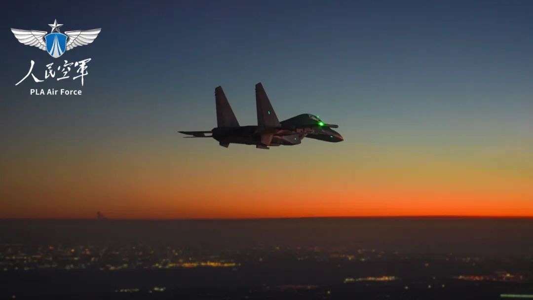 夜空中的飞行挑战!新任飞行员首度体验高强度空中加油训练