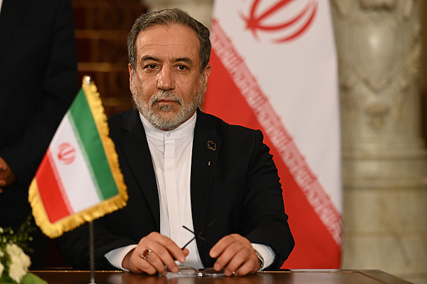 伊朗外长与英法德三国外长通话探讨解除对伊制裁等相关议题