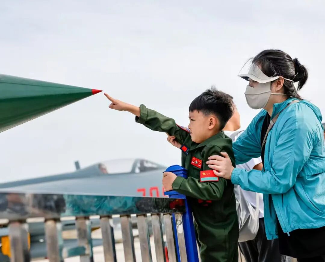 重温“亿”次!全球瞩目,中国战机在8K慢动作下的激动时刻