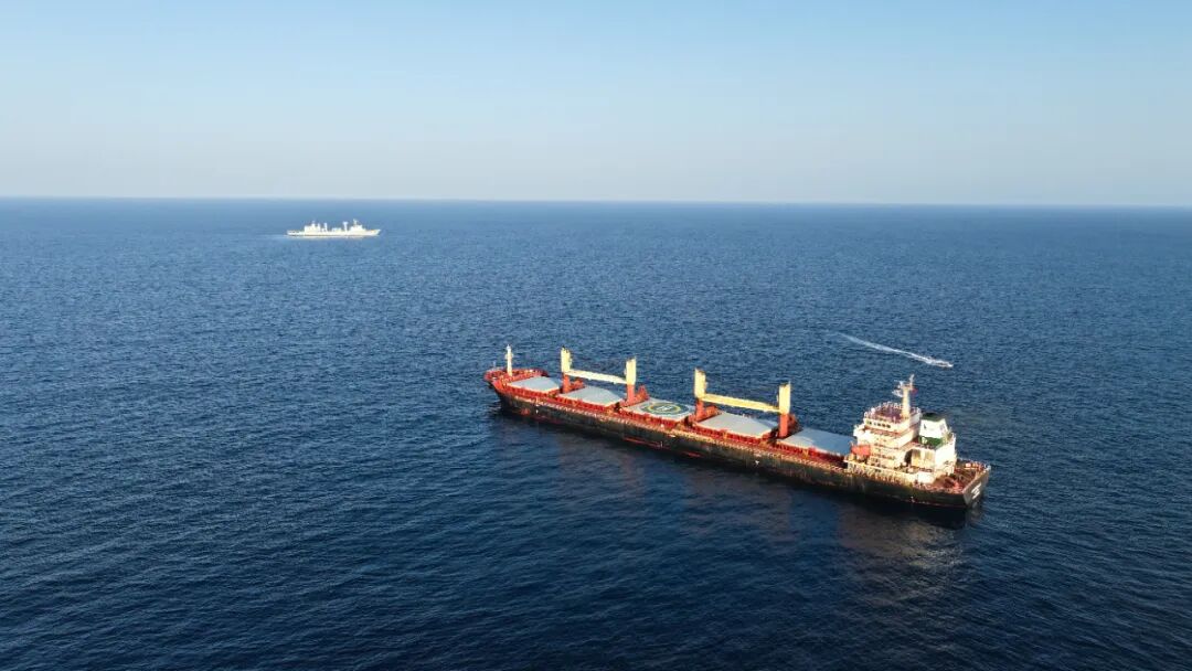 海军第47批护航编队紧急救助在亚丁湾遇险的香港商船船员