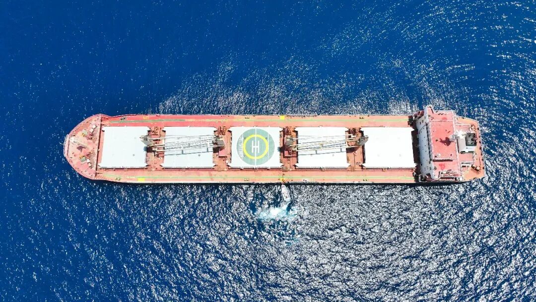 海军第47批护航编队紧急救助在亚丁湾遇险的香港商船船员